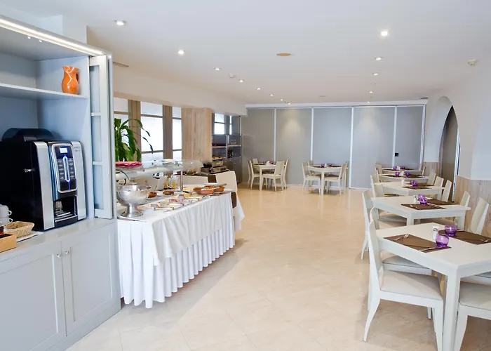 Jeni & Restaurant 3* Es Mercadal