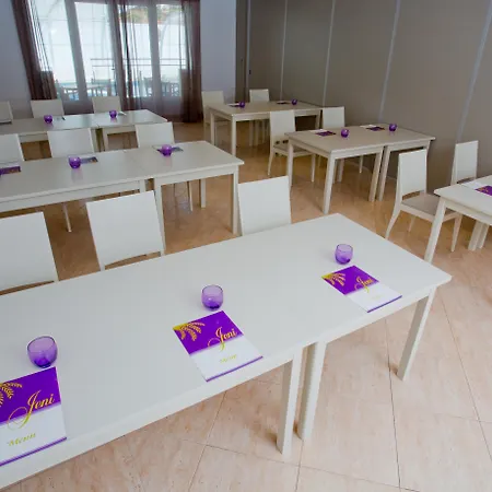 מלון Jeni & Restaurant אס מרקדל