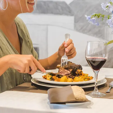 Jeni & Restaurant מלון 3*