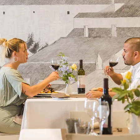 מלון Jeni & Restaurant 3*